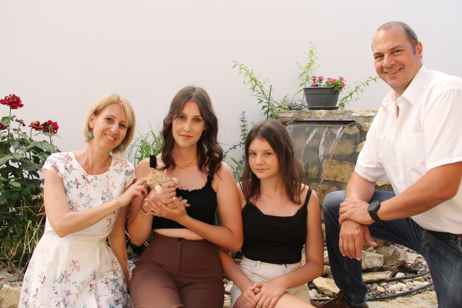 Familie Lentsch mit Katze am Winzerhof
